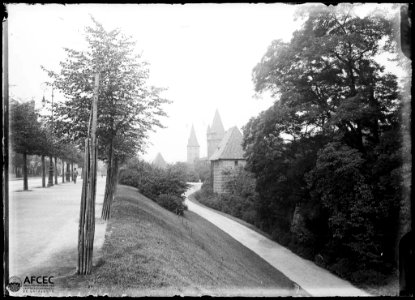 Carrer de Nuremberg amb el que semblen les torres d'un castell al fons