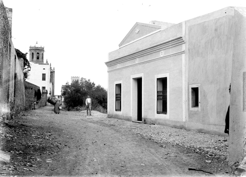 Carrer i casa de Sant Boi amb gent