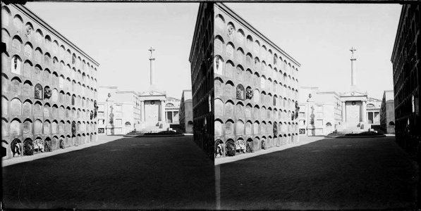 Carrer de nínxols del Cementiri de l'Est de Barcelona i al fons un panteó
