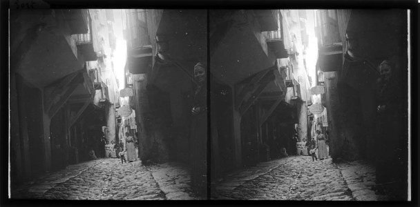 Carrer empedrat de Sort amb gent