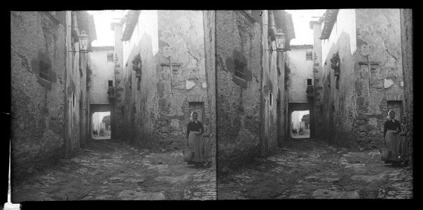 Carrer de Sant Julià de Vilatorta amb una dona