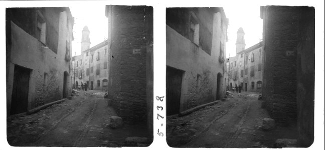 Carrer i campanar de l'església del Catllar