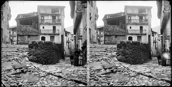 Carrer de Sant Llorenç de Morunys amb gent
