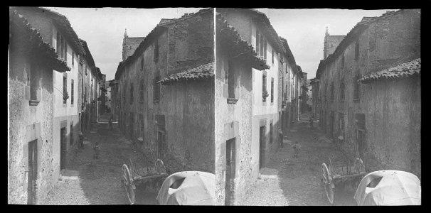 Carrer major de Sant Julià de Vilatorta amb carros i gent
