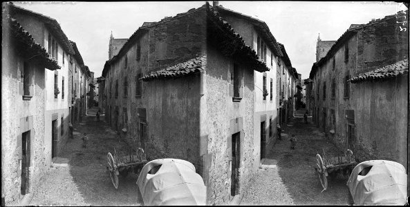 Carrer de Sant Julià de Vilatorta amb gent i dos carros