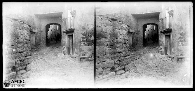 Carrer de Vilanova de l'Aguda parcialment cobert amb una persona