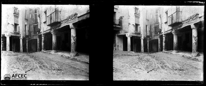 Carrer porxat sota unes cases de Santa Coloma de Queralt