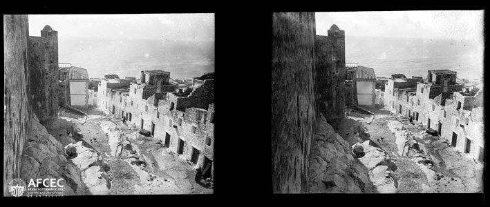 Carrer vora el Castell de Peníscola i al fons, el mar