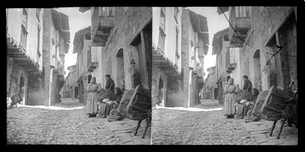 Carrer empedrat de Salàs de Pallars amb un grup de dones