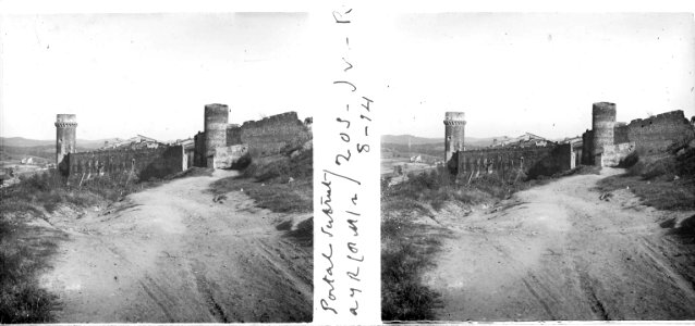 Carrer obert entre murs