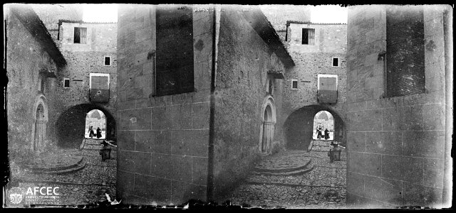 Carrer parcialment cobert de Sant Llorenç de Morunys amb dues dones al fons