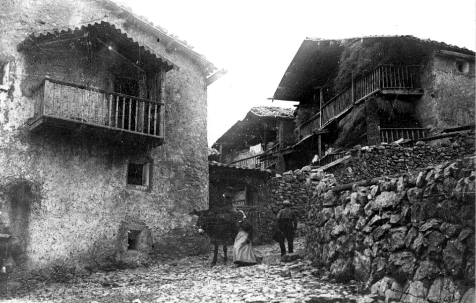 Carrer nevat de Gòsol amb gent i bèstia de càrrega