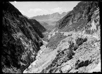 Carretera vorejant el riu Caldarés a la zona d'El Escalar i muntanyes al fons