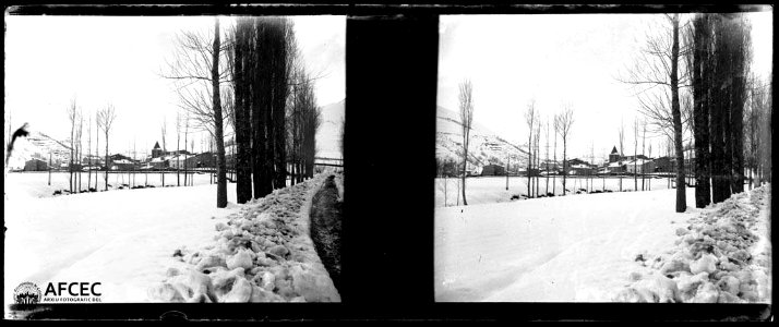 Carretera de Camprodon coberta de neu . Al fons, el poble