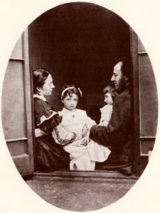 Carrol, Lewis - Herr und Frau Millai und ihre zwei Töchter (Zeno Fotografie)
