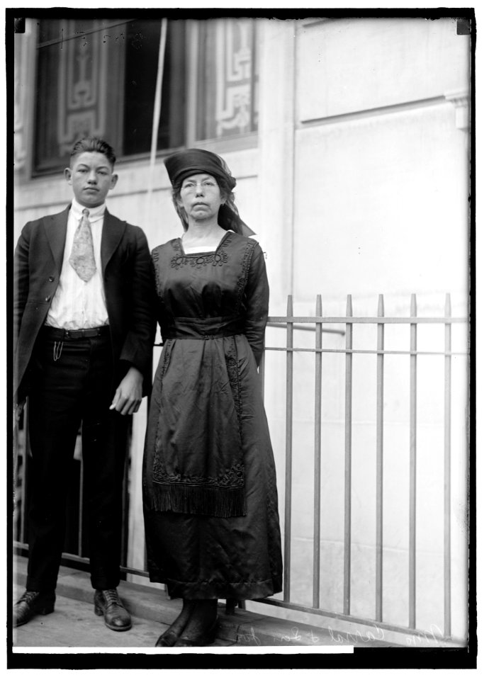 CARROL, MRS. WITH SON JOE LCCN2016870237