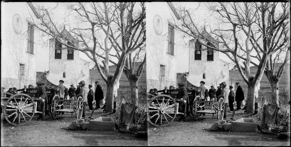 Carros i gent davant de l'església de Sant Iscle de les Feixes en un aplec (AFCEC BORDAS D 4157)