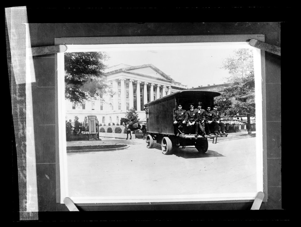Carrying money from Bureau to Treasury LCCN2016819490