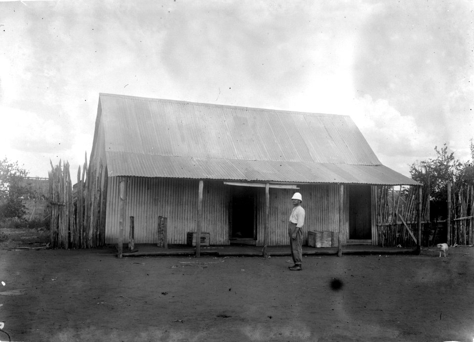 Carstini utanför sin nya butik. Betsina. Madagaskar - SMVK - 021766