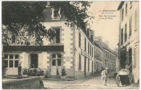 Carte postale de Pontrieux - Place et rue des galeries début XXe s