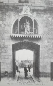 Carte postale ancienne de Saint-Malo intramuros - Grand'porte et statue de Notre-Dame de la Grand'Porte