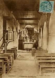 Carte postale présentant l'intérieur de l'église de Nauroy (Marne)