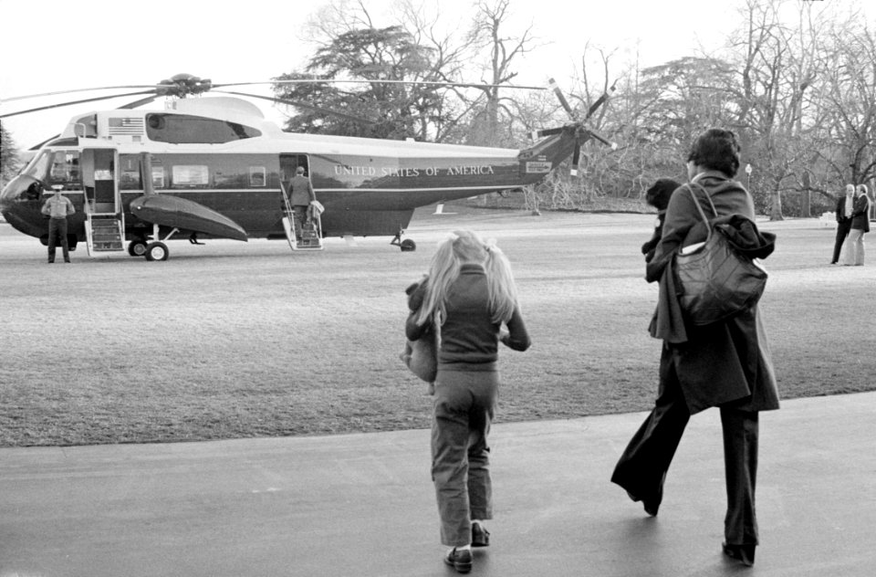 Carter family boards Marine One in Feb 1977