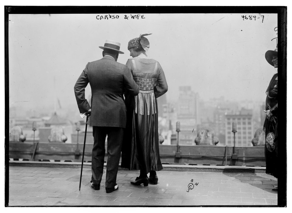 Caruso & wife LCCN2014707594