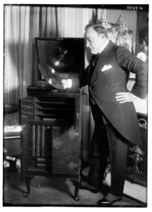 Caruso with phonograph LCCN2014709992