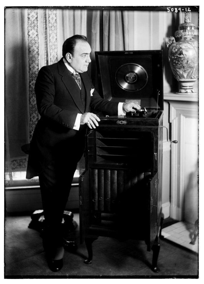Caruso with phonograph LCCN2014709995