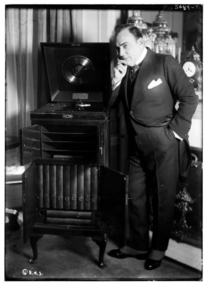 Caruso with phonograph LCCN2014709993
