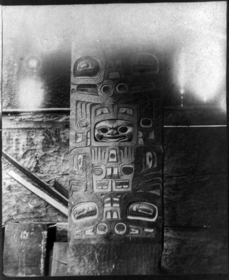 Carved post in Alaskan house LCCN2002737255