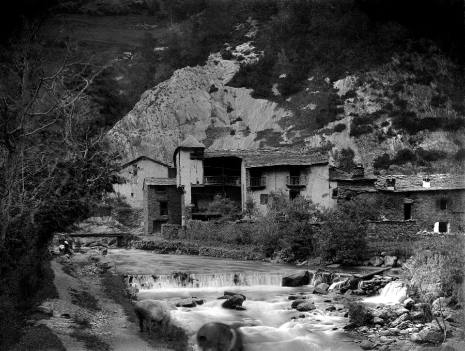 Casa antiga en la Cortinada entre muntanyes Restored