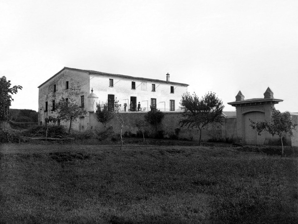 Casa Camps a l'Ametlla del Vallès amb gent a un pati exterior Restored