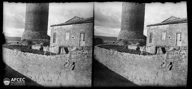 Casa d'Ardèvol amb un hort i al fons la torre de planta circular