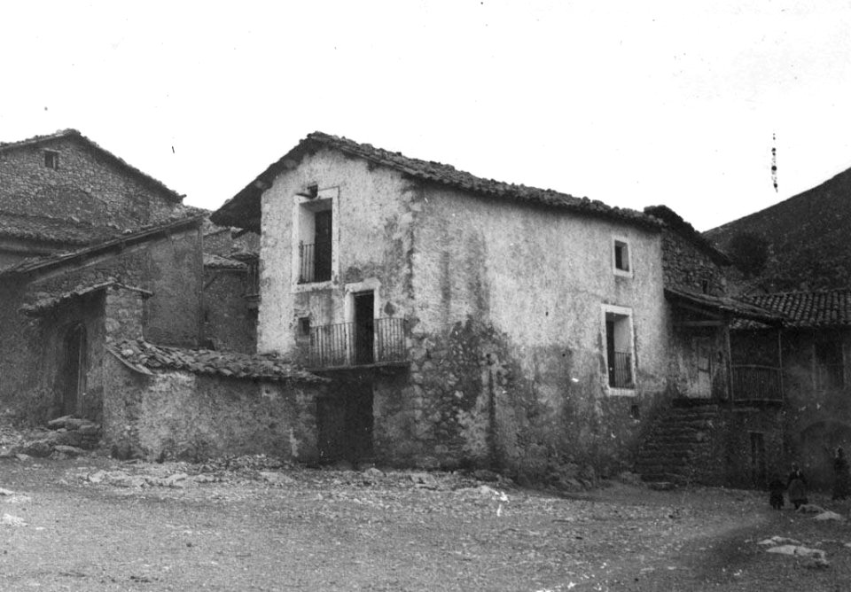 Casa de la plaça major de Gòsol i dues persones