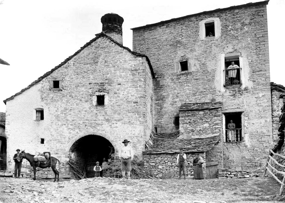 Casa de la Torre al poble de Buisán, amb gent i un cavall al davant (cropped)