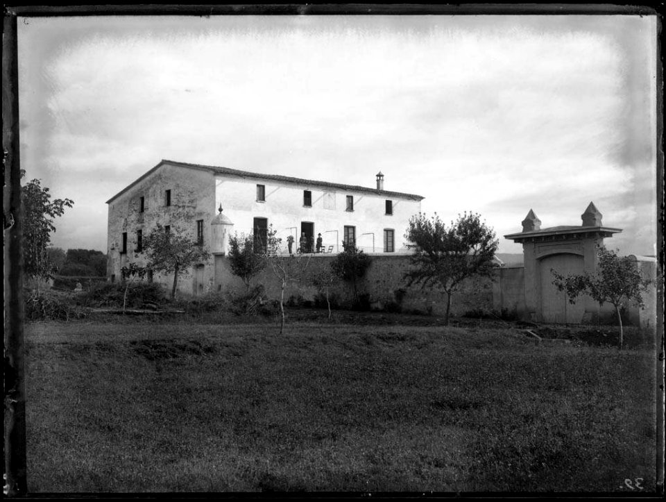 Casa Camps a l'Ametlla del Vallès amb gent a un pati exterior