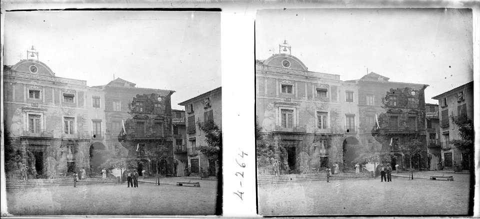 Casa de la ciutat i plaça a Casp