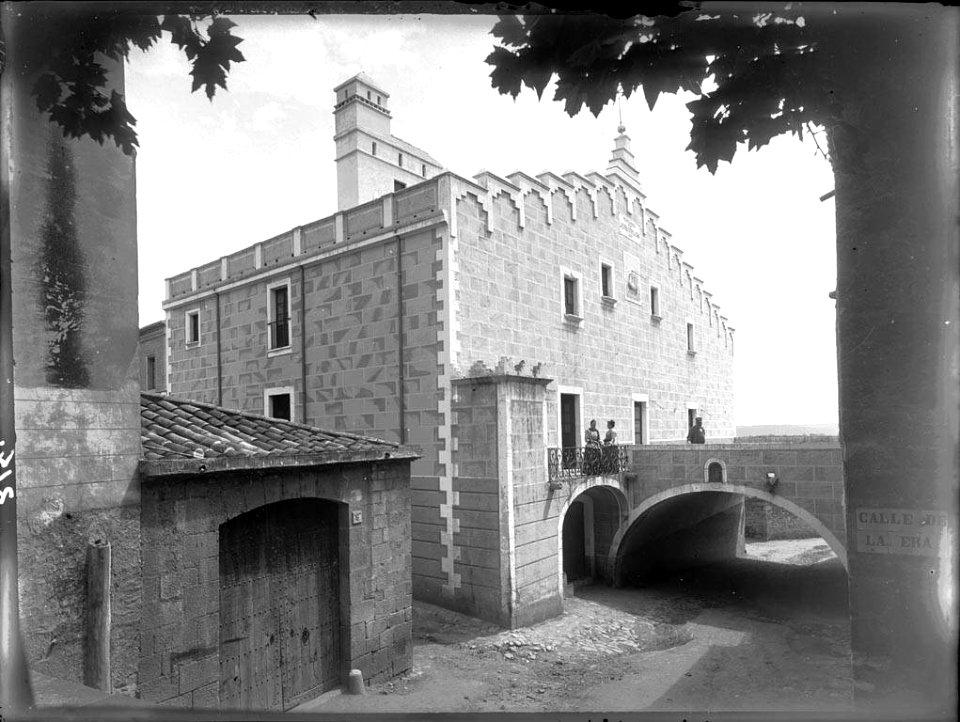 Casa Guinart amb persones a la porta