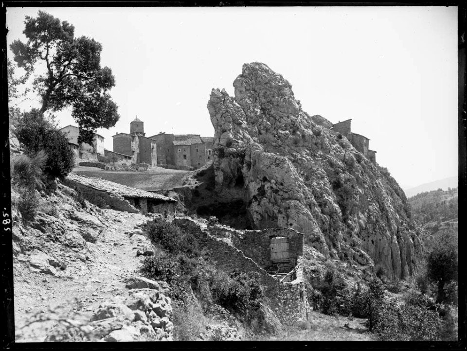 Casa enderrocada i poble de Sarroca de Bellera vist des del camí de Benés