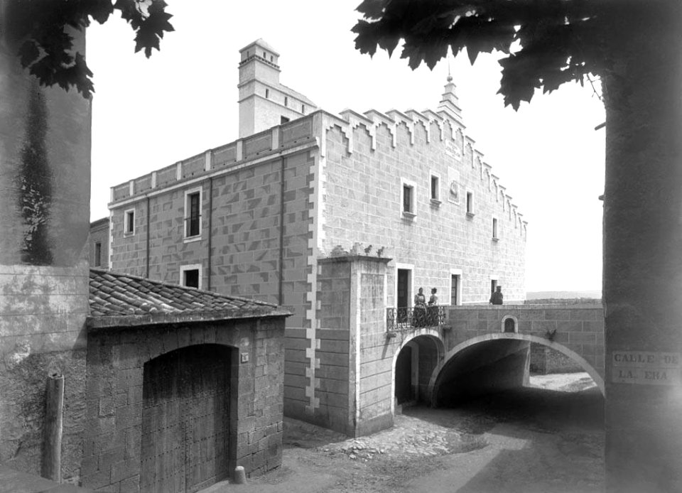 Casa Guinart amb persones a la porta Restored