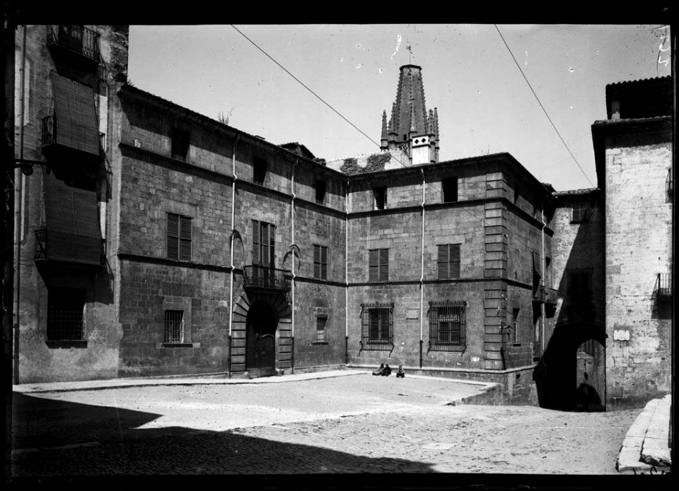 Casa Pastors de Girona i al fons el campanar de Sant Feliu (AFCEC VINTRO D 2621)