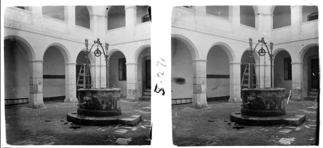 Casa vella de la ciutat de Tortosa . Cisterna al claustre de l'antic hospital