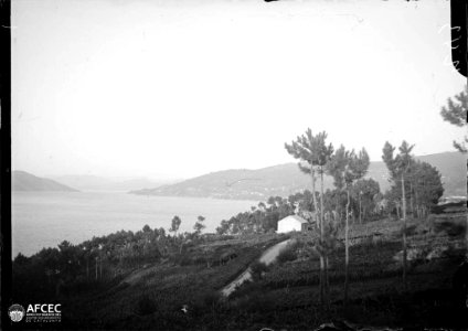 Casa voltada d'arbres i vista de la ria de Vigo