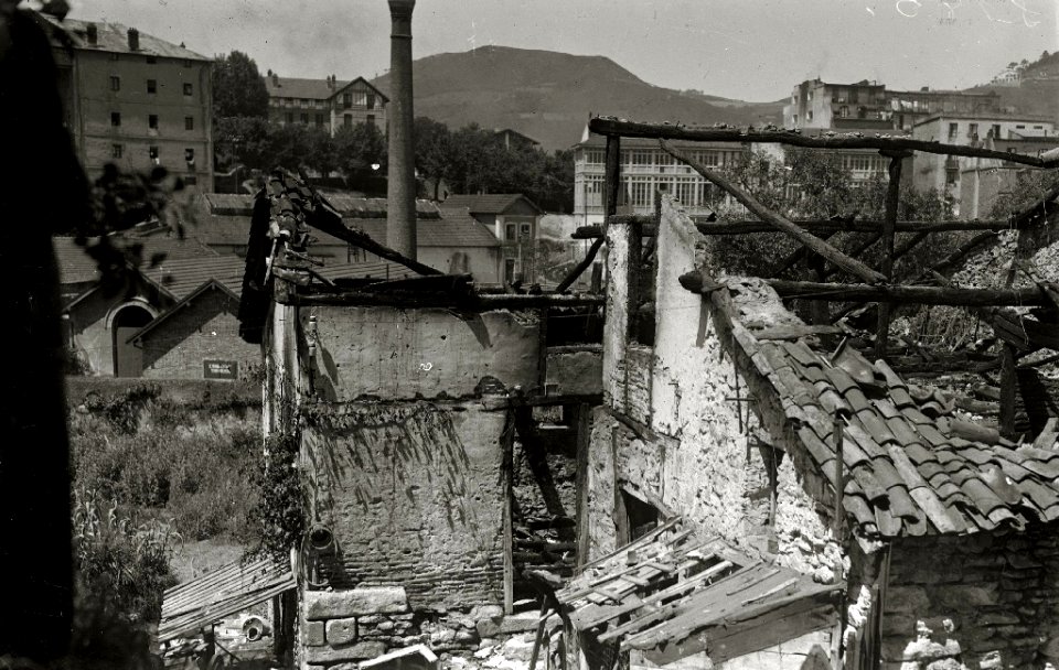 Caserío Txoldaune en el barrio del Antiguo después de un incendio (4 de 4) - Fondo Car-Kutxa Fototeka