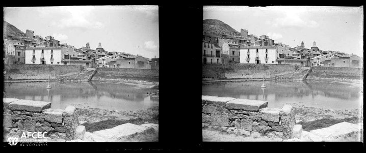 Cases de Calaceit vora la bassa