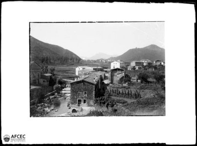 Cases de Sant Joan les Fonts amb un riu