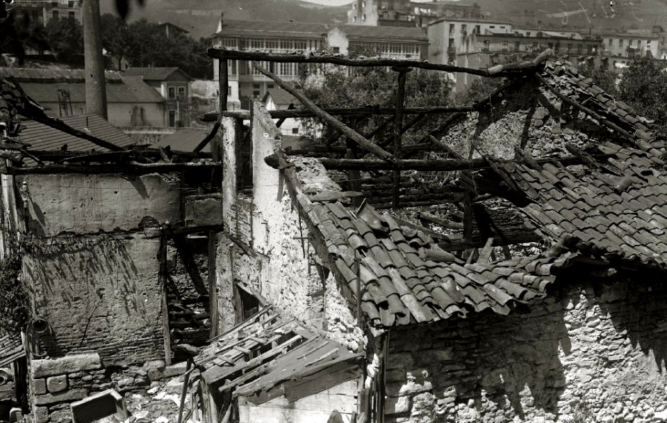 Caserío Txoldaune en el barrio del Antiguo después de un incendio (2 de 4) - Fondo Car-Kutxa Fototeka