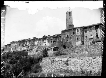 Cases de Salàs de Pallars amb el campanar de l'església al fons